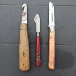 Lot de 3 bizarreries un petit scalpel poign&eacute;e rouge un crochet artisanal et un couteau 108 Girodias