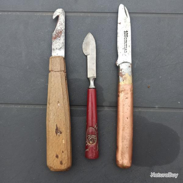 Lot de 3 bizarreries un petit scalpel poign�e rouge un crochet artisanal et un couteau 108 Girodias