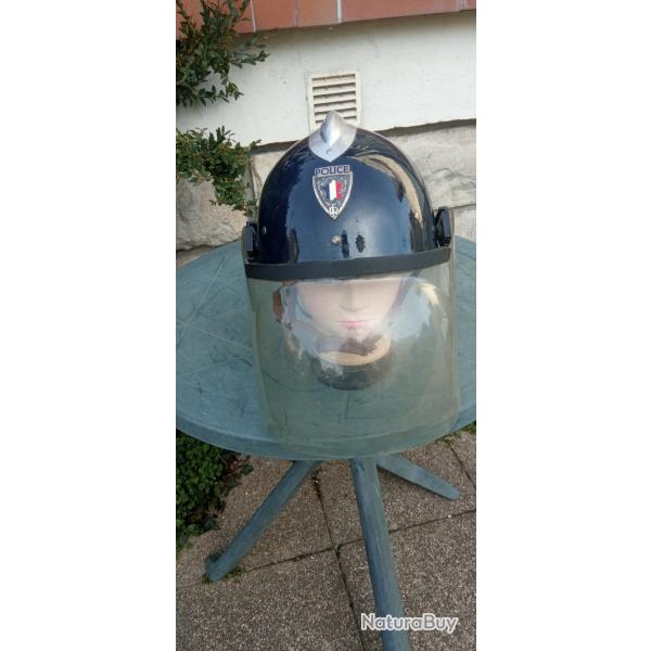 Casque de police ancien des ann�es 60s avec visi�re