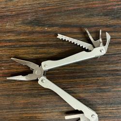 Outil couteau multifonctions avec &eacute;tui GK