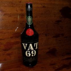 UNE BOUTEILLE DE WHISKY "VAT69" de 1967
