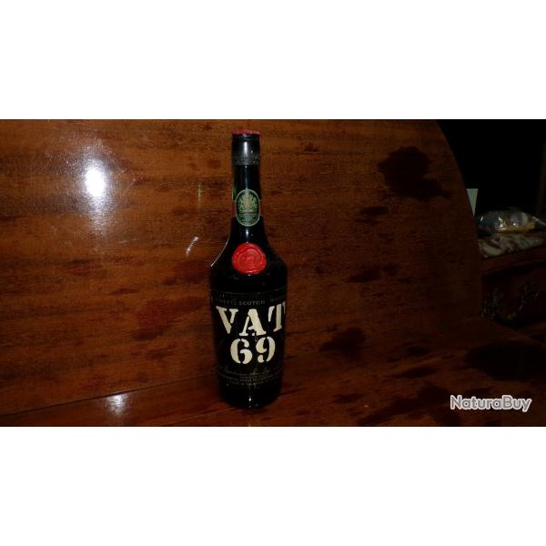 UNE BOUTEILLE DE WHISKY "VAT69" de 1967