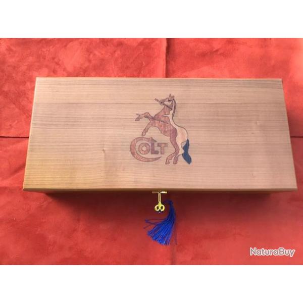 Coffret en Merisier pour pr�sentation r�volver Colt