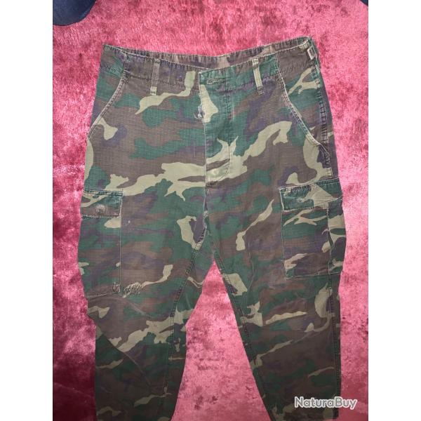 Pantalon Vietnam camouflage ERDL . Excellent etat . Bonne taille.