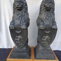 Belle Paire de lions h&eacute;raldiques en fonte pour une salle d'armes