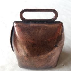 Sonnaillon en t&ocirc;le cuivr&eacute;e ancien.