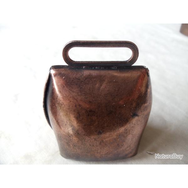 Sonnaillon en t�le cuivr�e ancien.