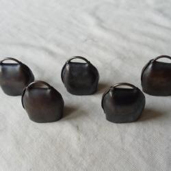 Lot de 5 petits Sonnaillons en t&ocirc;le cuivr&eacute;e ancien.