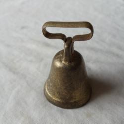 1  Sonnaillon ancien en acier laitonn&eacute;.