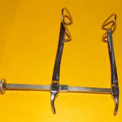 SERVICE DE SANTE : OUTIL MEDICAL ECARTEUR PETIT MODELE  POUR OPERATION ,BON ETAT  VOIR PHOTOS. POUR