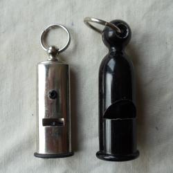 2 Sifflets pour le dressage ou autre.