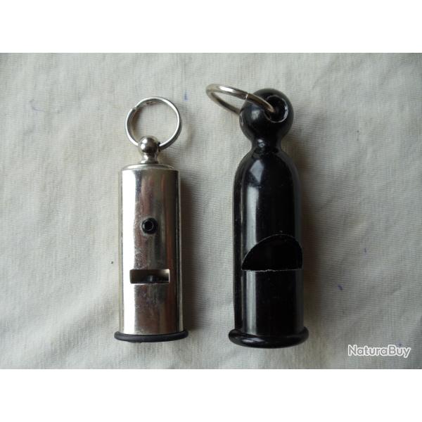 2 Sifflets pour le dressage ou autre.
