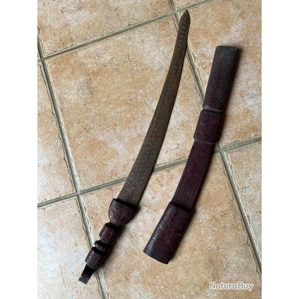 Poignard Nord-africain avec fourreau sculpt�