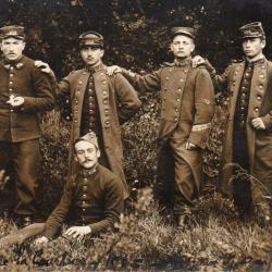 CPA - MILITAIRE GROUPE DE SOLDATS -N&deg;7176