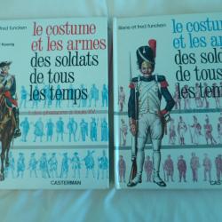 Le costume et les armes des soldats de tous les temps par Liliane et Fred FUNCKEN - 2 volumes - TBE