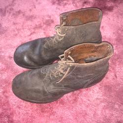 Superbe paire de brodequins Allemands WW2 dat&eacute;s 44.