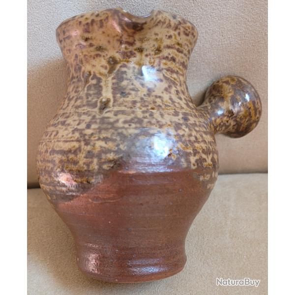 Petit PICHET � VIN VINTAGE en Gr�s  (ARTISANAT sign� BORLIN)