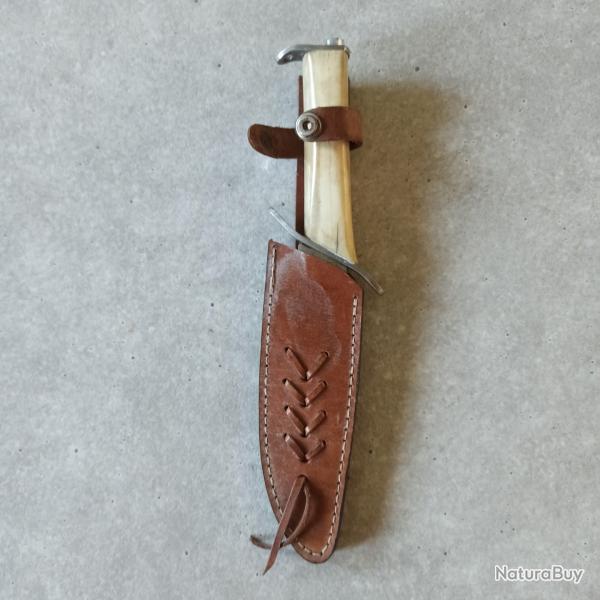 Poignard ou dague artisanale de v�nerie dans son �tui en cuir, poign�e en os
