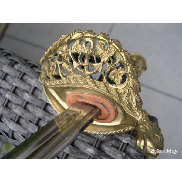 Tr�s Beau Sabre d'Officier de la Marine Nationale mod�le 1963 , b�li�res et dragonne.