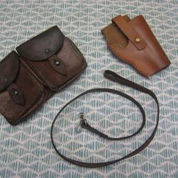 un porte chargeurs en cuir , un holster en cuir  et 1 dragonne cuir fauve