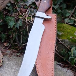 Gros Poignard de Chasse Survie Lame Acier Carbone 1055 Manche Bois Acier Etui Cuir Fabric Artisanale