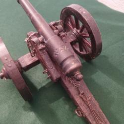 Canon miniature de style Napoleonique enti&egrave;rement en laiton et chariot en  bois  .