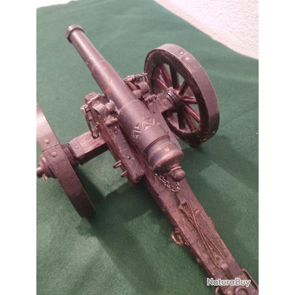 Canon miniature de style Napoleonique enti�rement en laiton et chariot en  bois  .