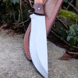 Couteau de Chasse Survie Buschraft Lame Carbone 1055 Manche Bois Etui Cuir Fabrication Artisanale 01