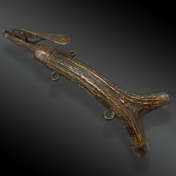 POIRE &Agrave; POUDRE EN BOIS DE CERF ET FER Europe XVIII&egrave;me si&egrave;cle