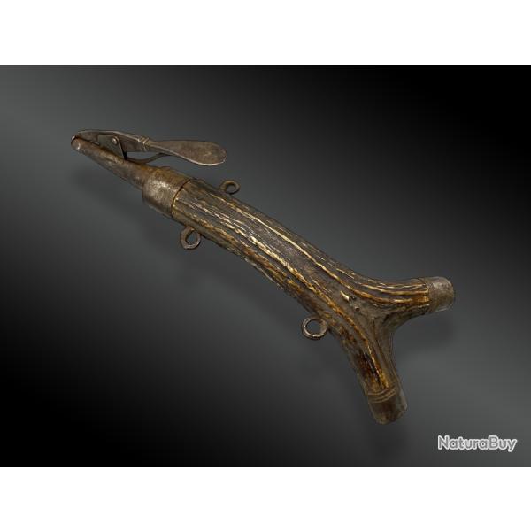 POIRE � POUDRE EN BOIS DE CERF ET FER Europe XVIII�me si�cle