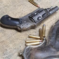 Revolver Velodog Bulldog 6mm Hammerless sans chien apparent avec s&eacute;curit&eacute; et son holster d'&eacute;poque BE