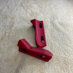 Paire de Thumb Rest (Repose pouce) pour fixation M-LOK id&eacute;al PRS V2 Rouge Feu