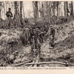 CPA - La Guerres 1914-15 LES TRANCHEES. Construction dune tranche sous bois -N&deg;7180