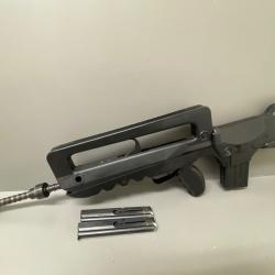 FAMAS UNIQUE mod&egrave;le F11  calibre 22lr avec deux chargeurs ,sans bipied tr&egrave;s bon &eacute;tat g&eacute;n&eacute;ral