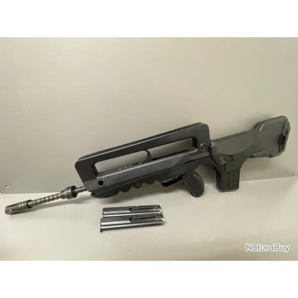 FAMAS UNIQUE mod�le F11  calibre 22lr avec deux chargeurs ,sans bipied tr�s bon �tat g�n�ral