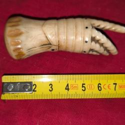 Pommeau de cravache en forme de gantelet m&eacute;di&eacute;val, esprit gothique bois de cerf grav&eacute; XIXe 85x30 mm