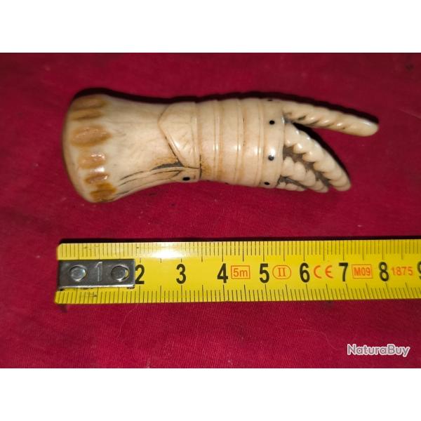 Pommeau de cravache en forme de gantelet m�di�val, esprit gothique bois de cerf grav� XIXe 85x30 mm