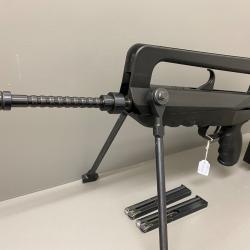FAMAS UNIQUE mod&egrave;le F11  calibre 22lr avec deux chargeurs , avec bipied d'origine tr&egrave;s bon &eacute;tat