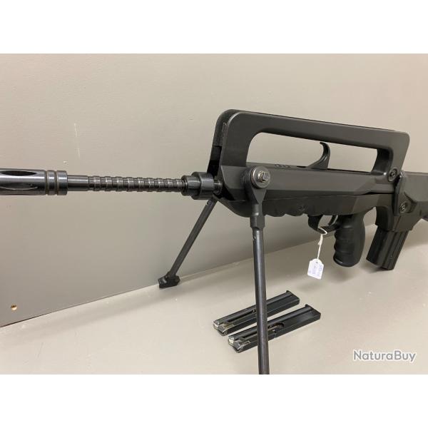 FAMAS UNIQUE mod�le F11  calibre 22lr avec deux chargeurs , avec bipied d'origine tr�s bon �tat