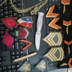 Couteau jeunesse ww2 et divers insignes