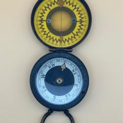 Boussole en laiton ancienne