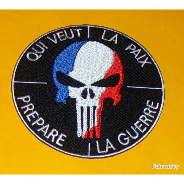 TISSU PATCH :  QUI VEUT LA PAIX PREPARE LA GUERRE , DIAMETRE 9 CM , BON ETAT VOIR PHOTO . POUR TOUT