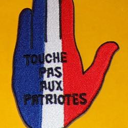 TISSU PATCH : TOUCHE PAS AUX PATRIOTES  , DIAMETRE 11 CM , BON ETAT VOIR PHOTO . POUR TOUT RENSEIGN