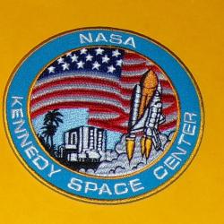 TISSU PATCH : NASA , KENNEDY SPACE CENTER  , DIAMETRE 9 CM , BON ETAT VOIR PHOTO . POUR TOUT RENSEIG