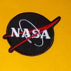 TISSU PATCH : NASA , FOND NOIR , DIAMETRE 7 CM , BON ETAT VOIR PHOTO . POUR TOUT RENSEIGNEMENT ME CO