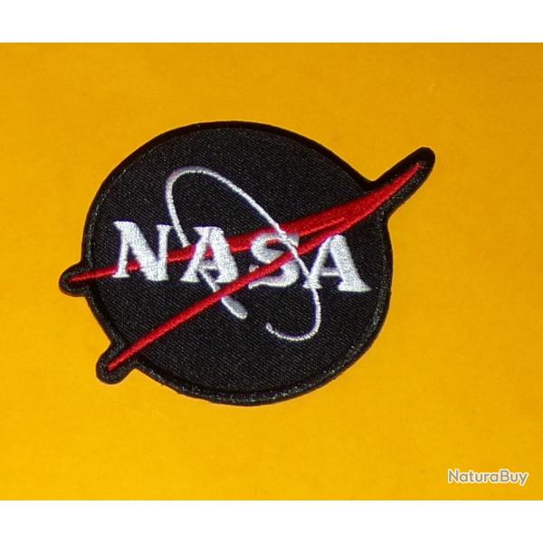 TISSU PATCH : NASA , FOND NOIR , DIAMETRE 7 CM , BON ETAT VOIR PHOTO . POUR TOUT RENSEIGNEMENT ME CO