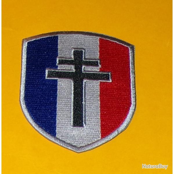 TISSU PATCH : CROIX DE LORRAINE SUR DRAPEAU FRANCAIS  , DIAMETRE 7,5  CM , BON ETAT VOIR PHOTO . POU