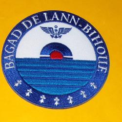 TISSU PATCH : BAGAD DE LANN-BIHOUE , FOND BLEU   , DIAMETRE 9,5 CM , BON ETAT VOIR PHOTOS . POUR TOU