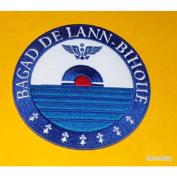 TISSU PATCH : BAGAD DE LANN-BIHOUE , FOND BLEU   , DIAMETRE 9,5 CM , BON ETAT VOIR PHOTOS . POUR TOU