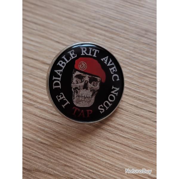 INSIGNE M�TAL "LE DIABLE RIT AVEC NOUS"